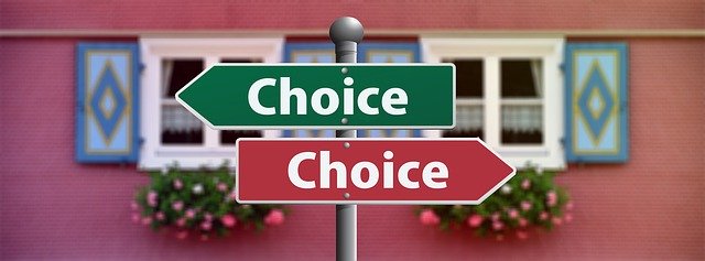 Zwei Wegweiser untereinander, beide mit CHOICE beschriftet, weisen jeweils in die entgegengesetzte Richtung.